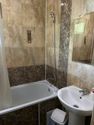 Гостиница Родительский Очаг Анапа Четырехместный номер «Комфорт»-13