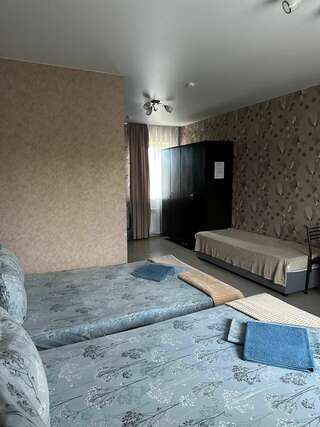 Гостиница Родительский Очаг Анапа Четырехместный номер «Комфорт»-11